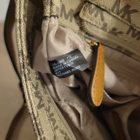 Michael Kors Jet Set Travel Large Messenger - Picture 9 of 15